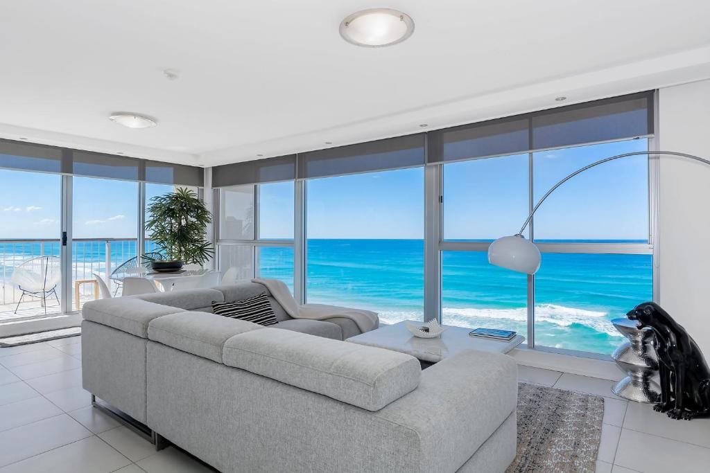 Golden Sands on the Beach - Absolute Beachfront Apartments — 1
